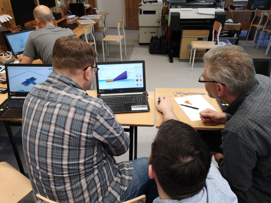 obrazek: w trakcie szkolenia - projektowanie modeli 3D