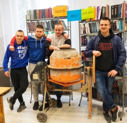 Dzień bez plecaka! Ile książek wejdzie do betoniarki? Wszystkie :D