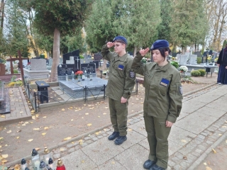 Delegacja-naszej-szkoly-oddala-hold-bohaterom-2