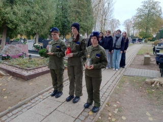 Delegacja-naszej-szkoly-oddala-hold-bohaterom-6