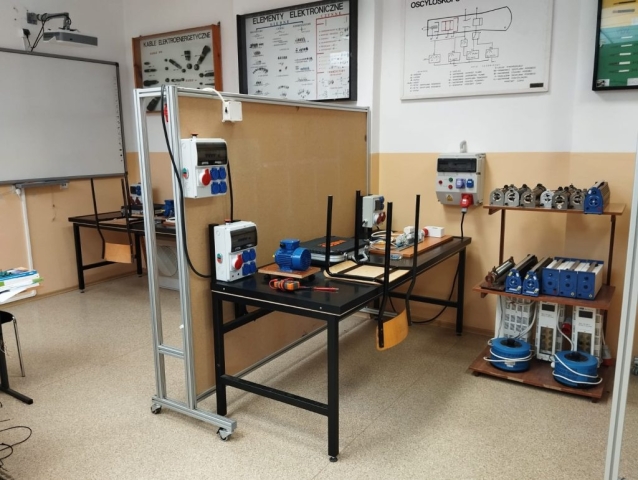 Technik Elektryk – stanowisko egzaminacyjne (1) Technik Elektryk - stanowisko egzaminacyjne (4)