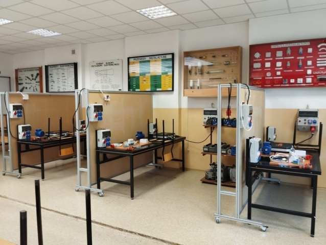 Technik Elektryk – stanowisko egzaminacyjne (2) Technik Elektryk - stanowisko egzaminacyjne (4)