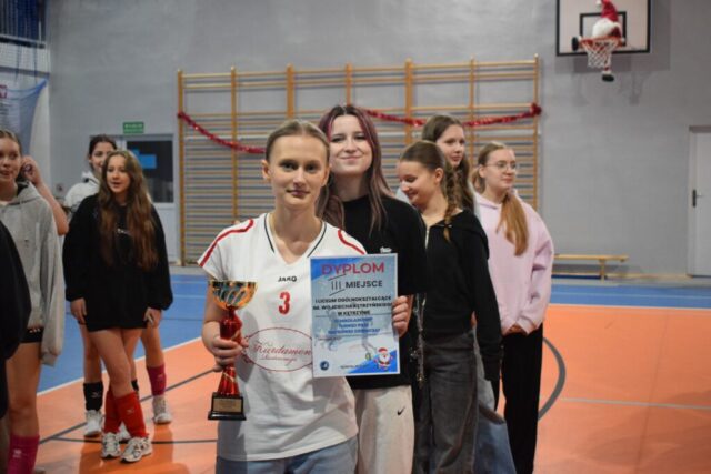 MIKOŁAJKOWY TURNIEJ W PIŁCE SIATKOWEJ DZIEWCZĄT (1)