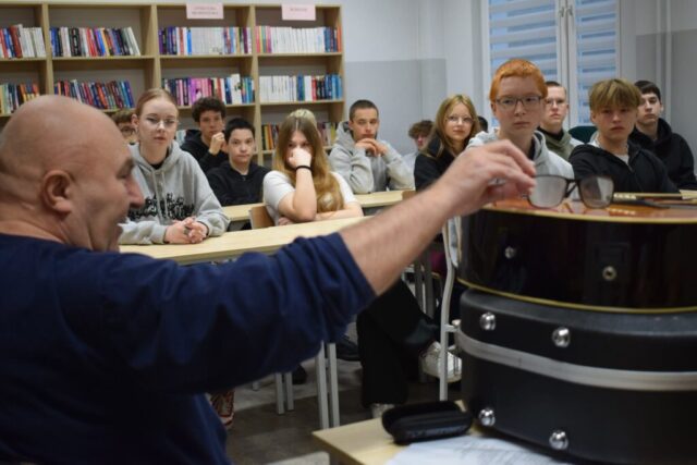 „ŻYCIE NA SUFICIE” (4)